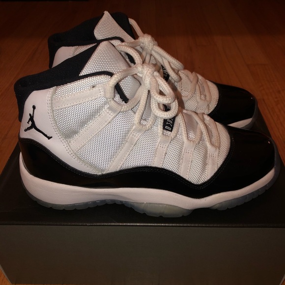 Air Jordan 11s Concords (GS) - Picture 3 of 8